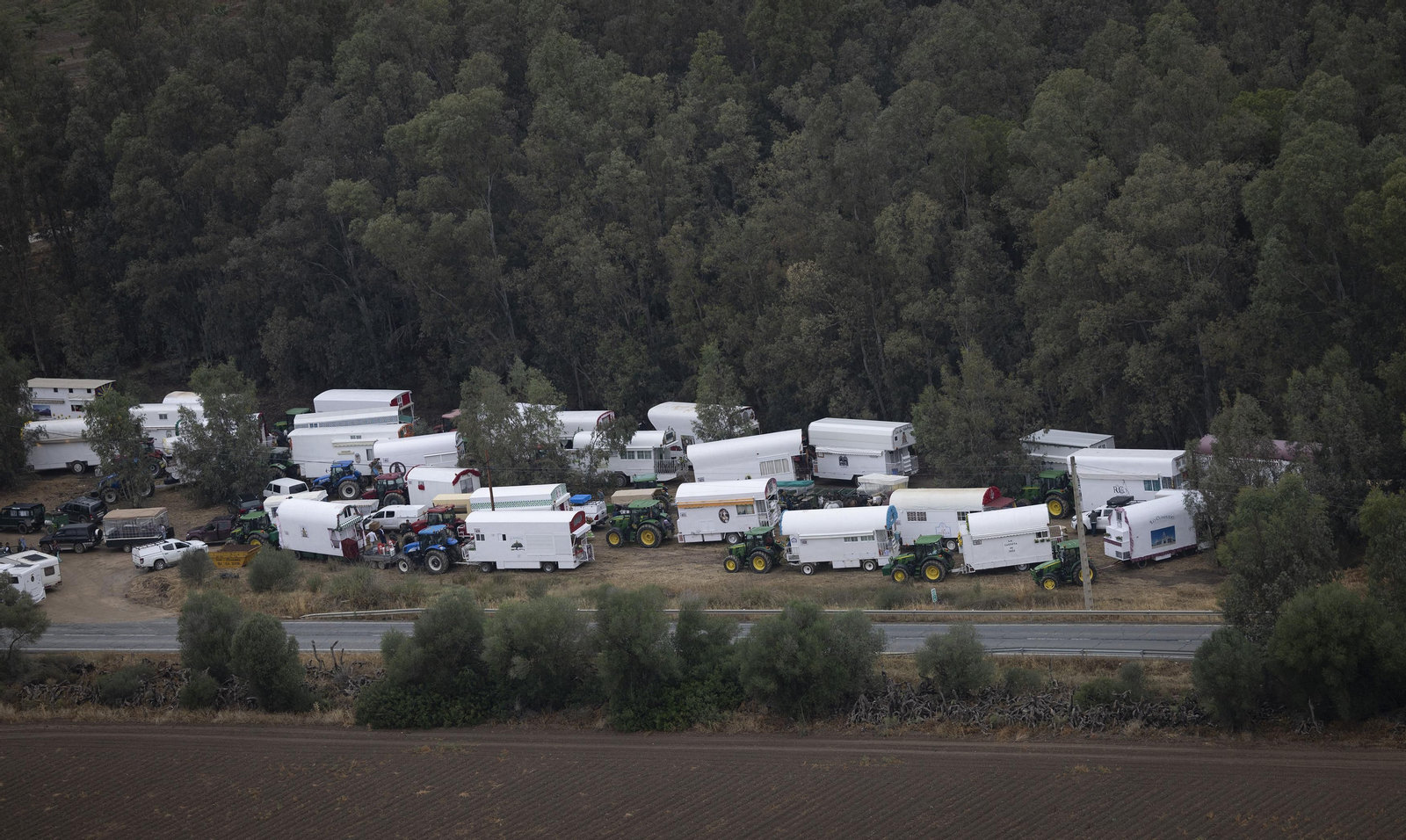 Las impresionantes fotos del camino del Rocío, desde el helicóptero de la Guardia Civil