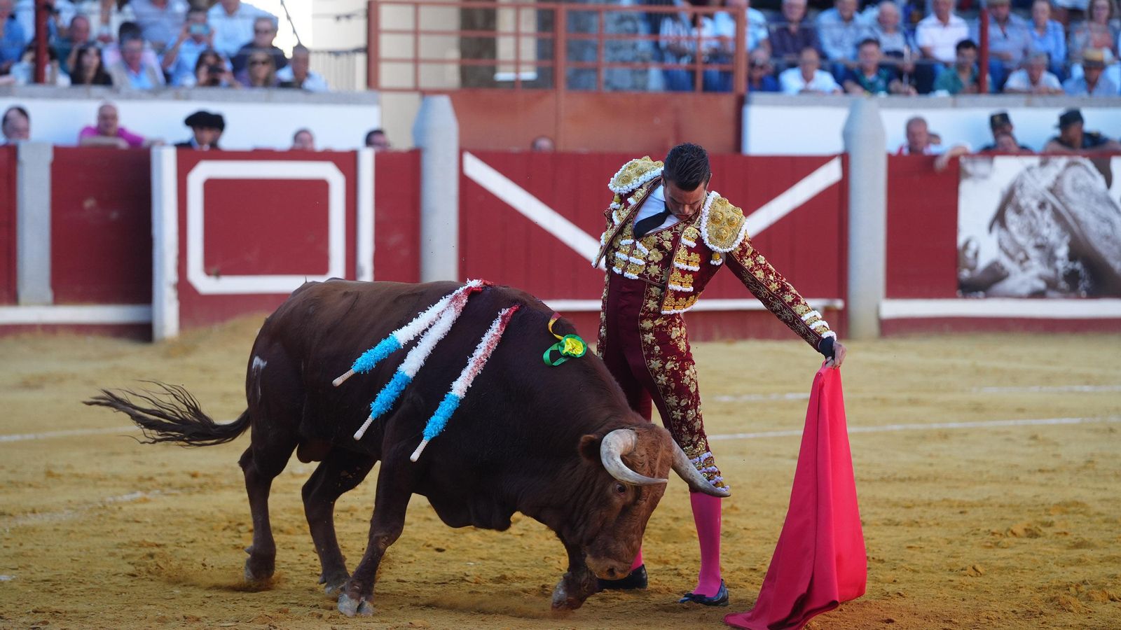 José María Manzanares da un pase al natural al primero de su lote.