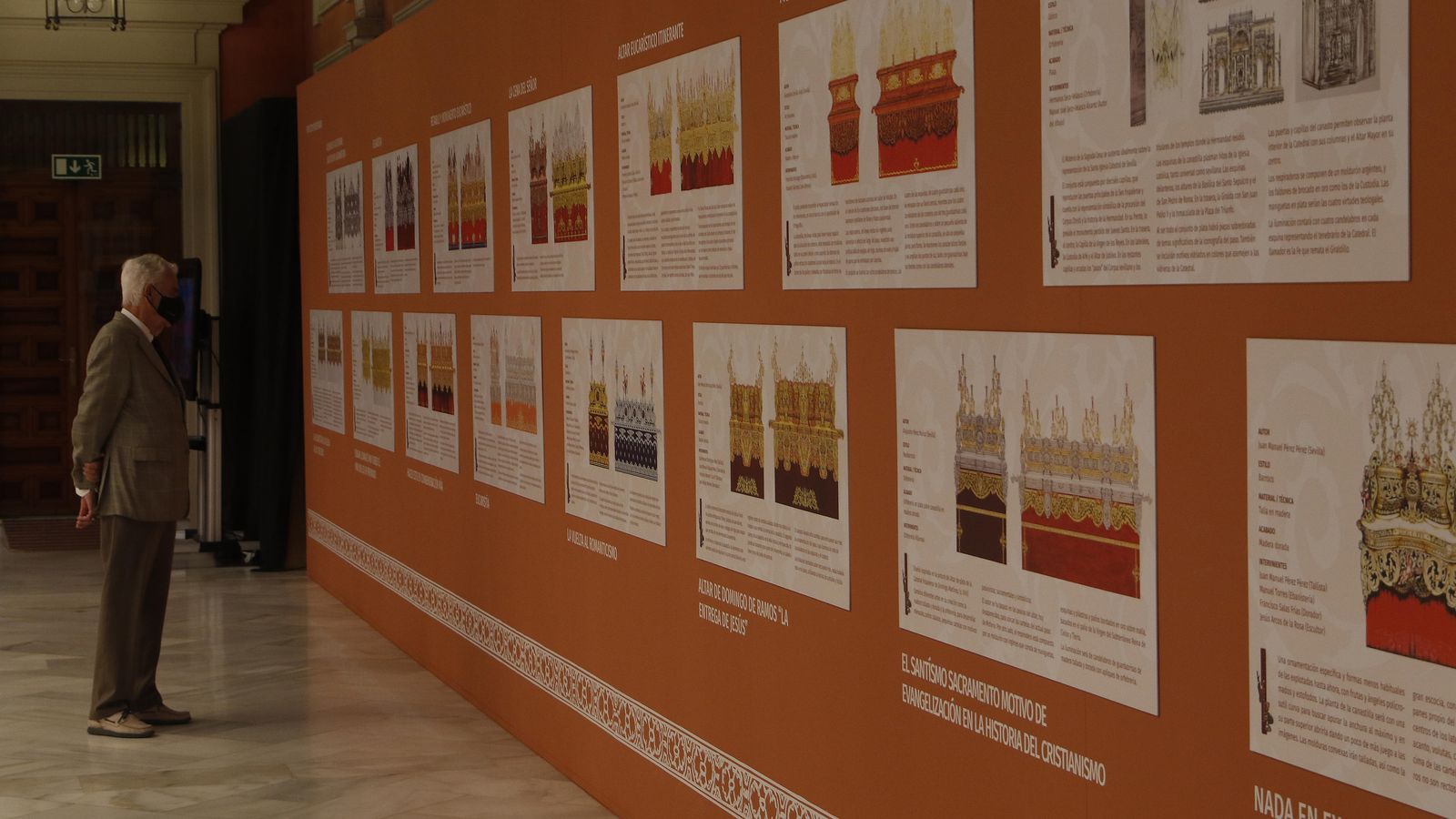 Un visitante observa los proyectos no clasificados del nuevo paso de misterio.