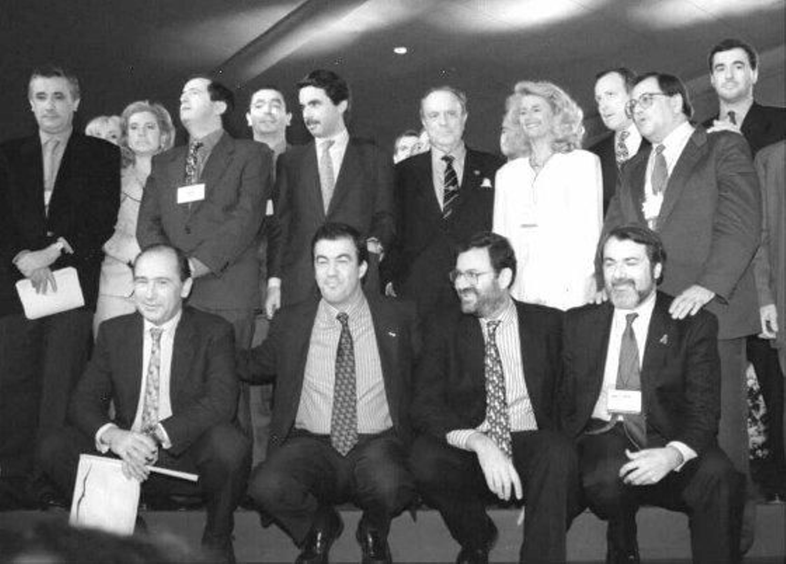 Aznar, junto a Manuel Fraga, rodeados ambos de la nueva ejecutiva del PP en 1996.