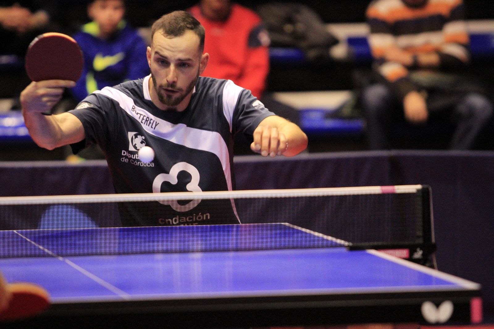 El portugués del Cajasur, Diogo Carvalho, devuelve una bola durante un partido.