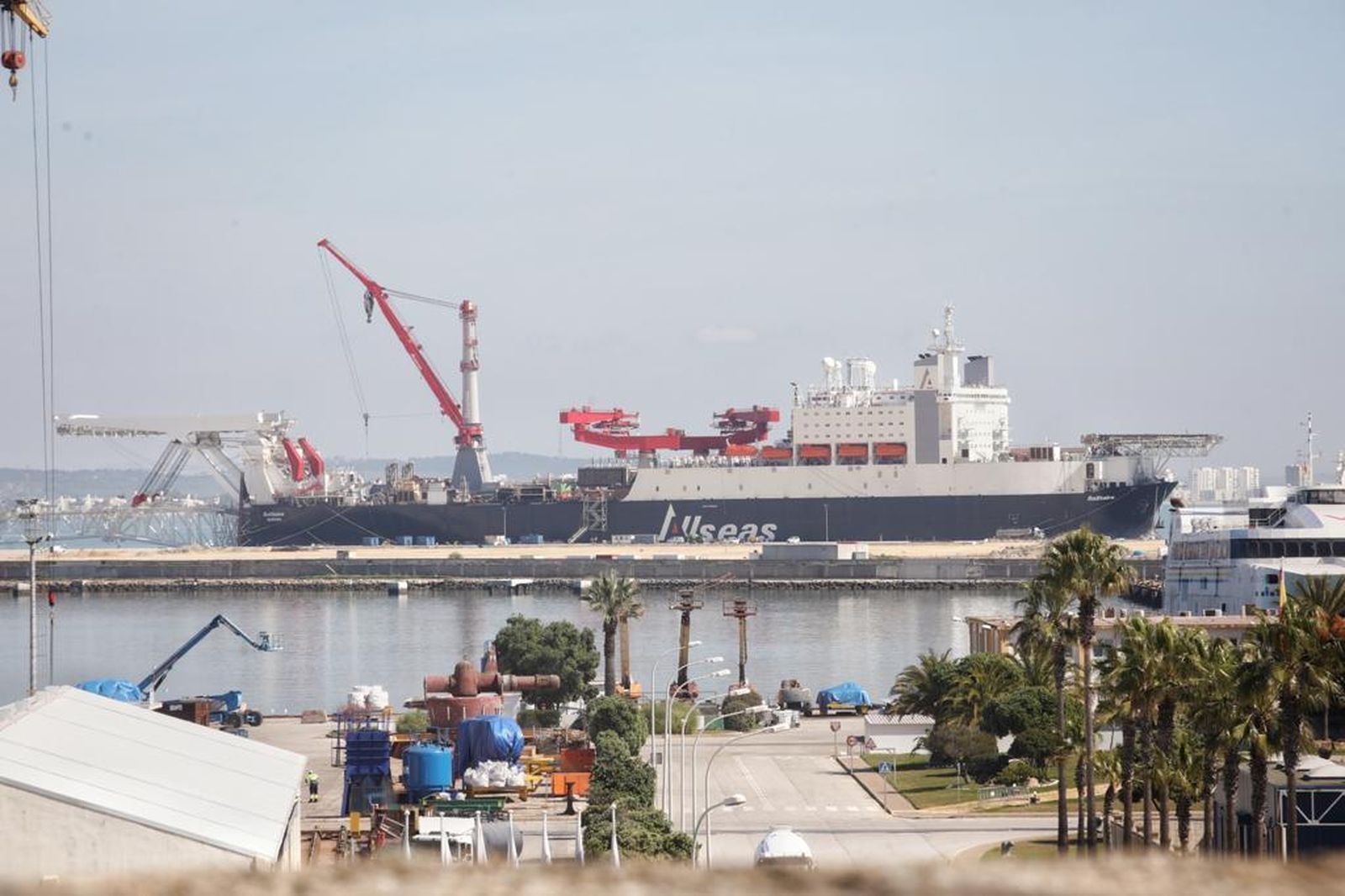 El buque 'Solitaire' permanecía aún esta mañana amarrado a la nueva terminal de contenedores del puerto de Cádiz