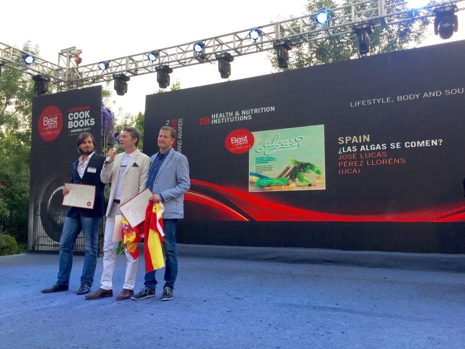 Los profesores José Lucas Pérez, Ignacio Hernández y Fernando Brun tras recoger el premio el pasado domingo en la ciudad china de Yantai.
