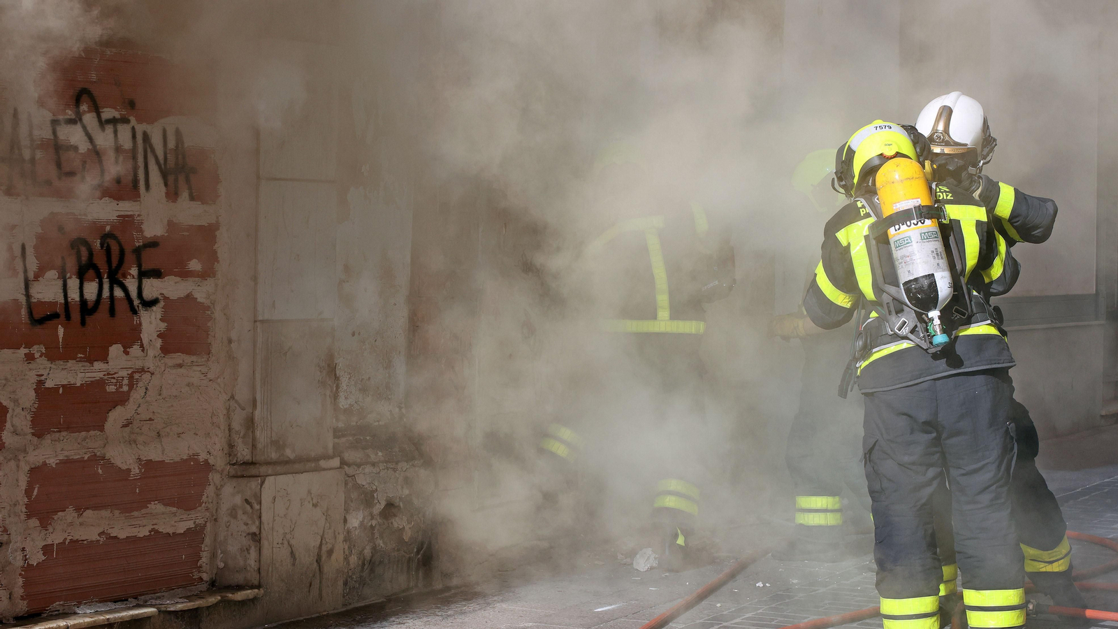 Los bomberos de Jerez intervienen en un incendio de un inmueble en calle Bizcocheros