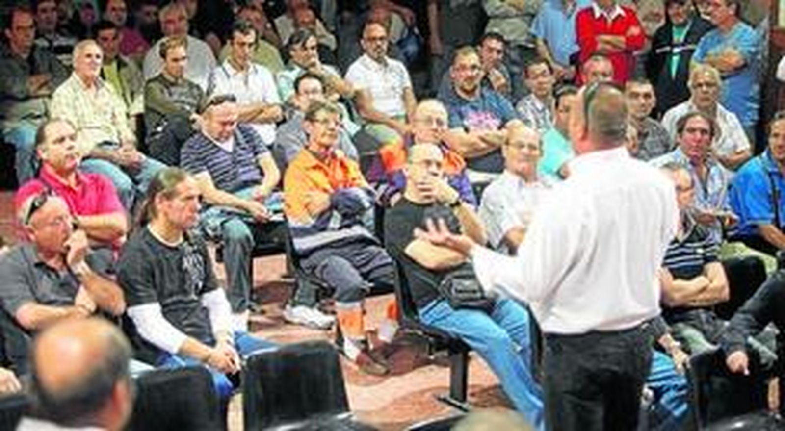Un momento de la asamblea celebrada ayer por la plantilla de Sufi Cointer.