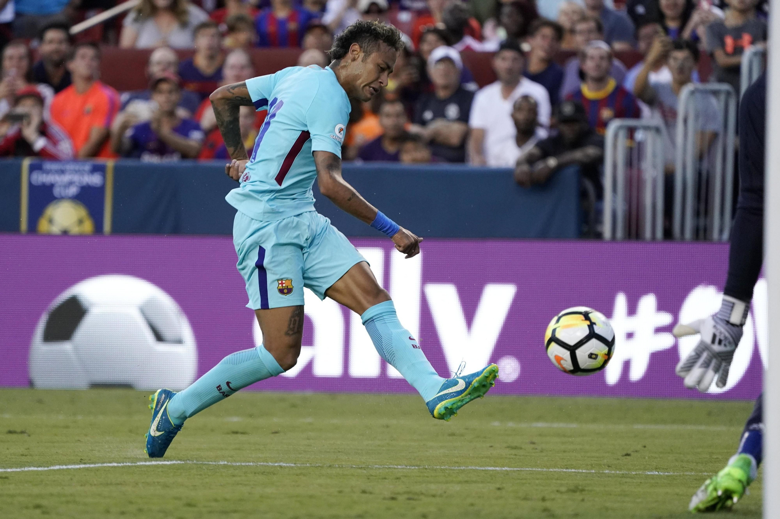 Neymar dispara a puerta durante el partido que enfrentó al Barcelona con el Manchester United el pasado miércoles.