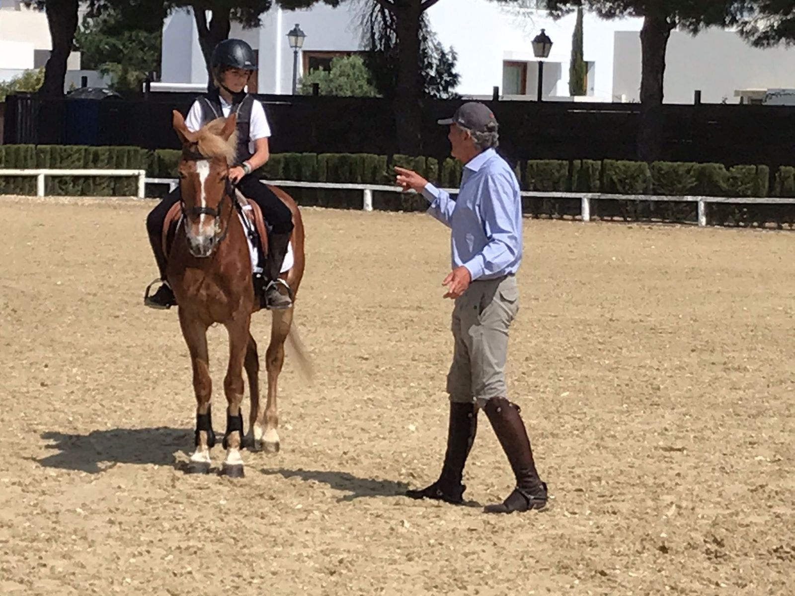 Luis Astolfi da consejos durante la clase que dio en el Club Vistahermosa.
