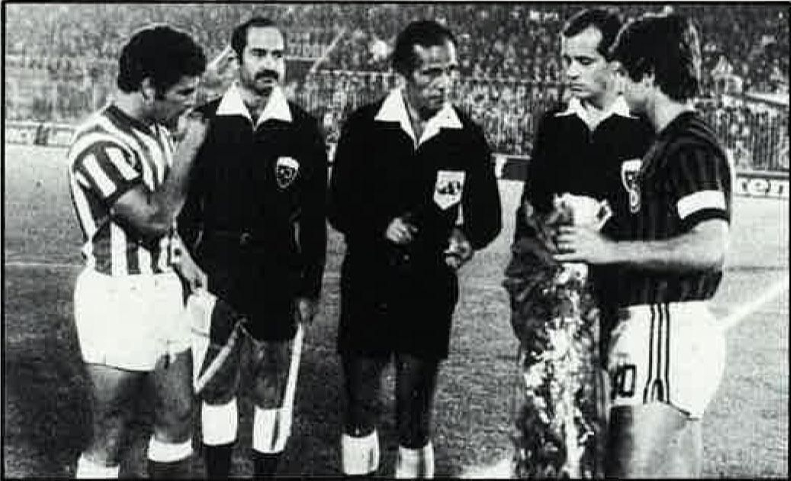 Los capitanes, con el trío arbitral.