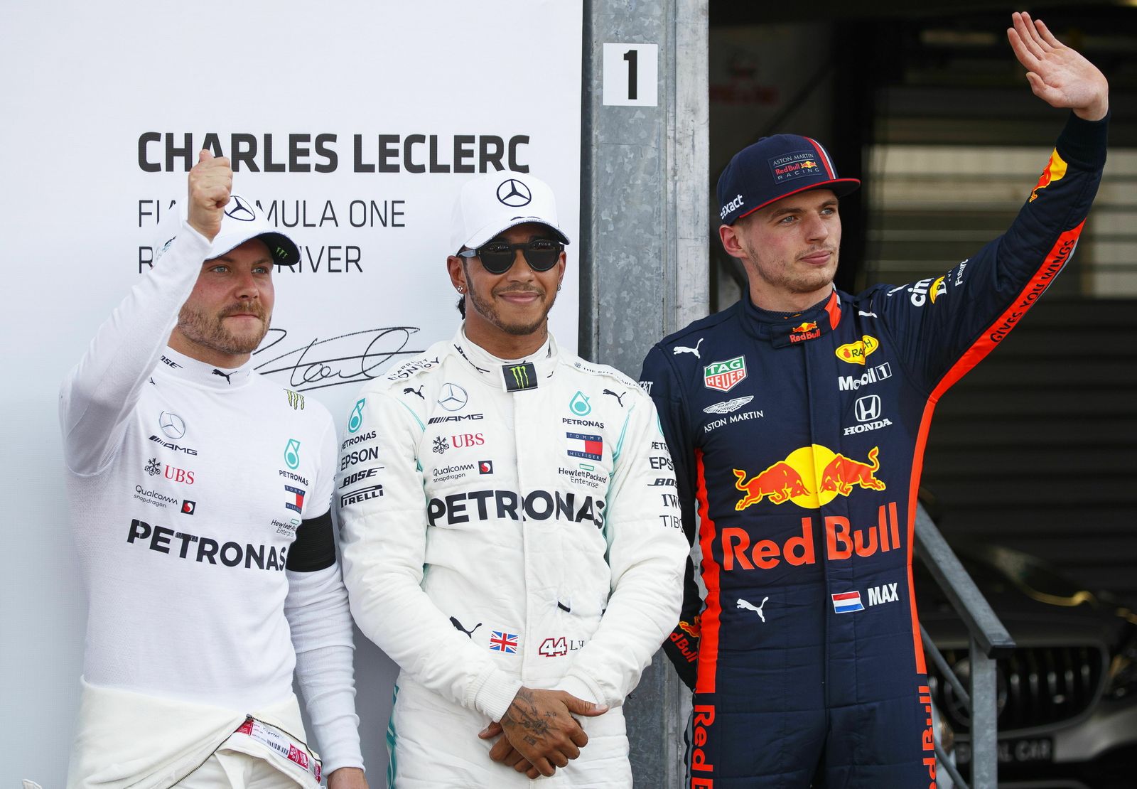 Hamilton, entre Bottas (i) y Verstappen (d), tras lograr su 'pole'.