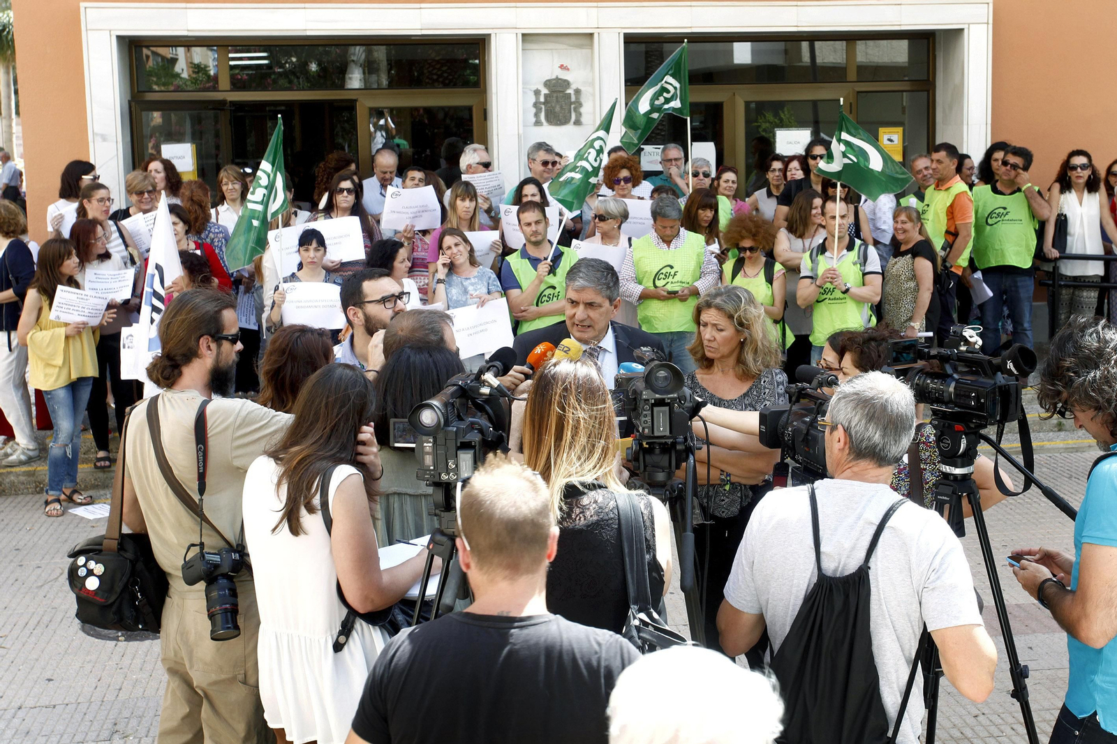 Protesta de los operadores jurídicos "afectados" por la medida del Consejo General del Poder Judicial.