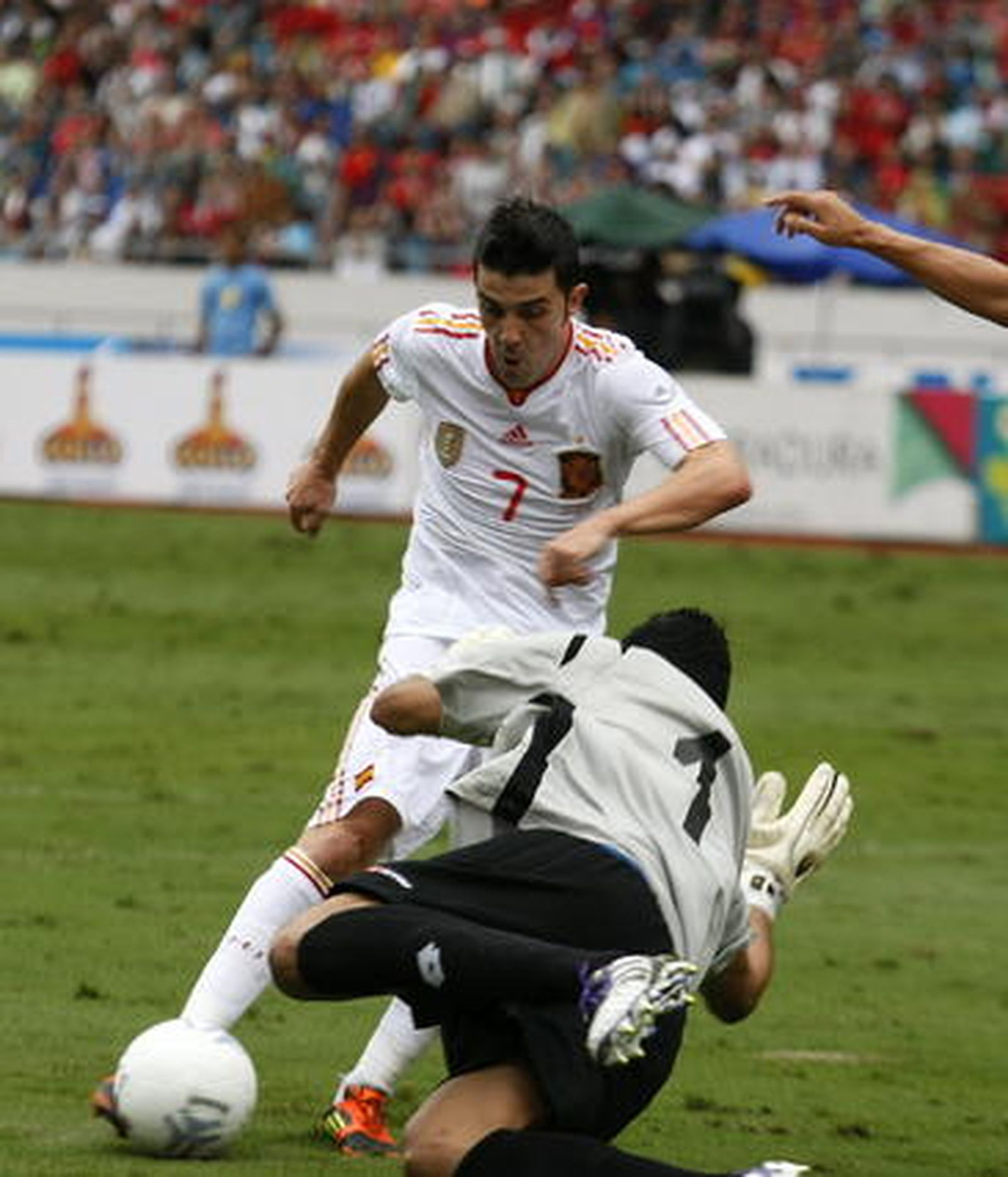 Un gol en el descuento de Villa salvó el empate de la selección española tras tener que remontar dos goles después de un desastroso primer tiempo.

Foto: efe