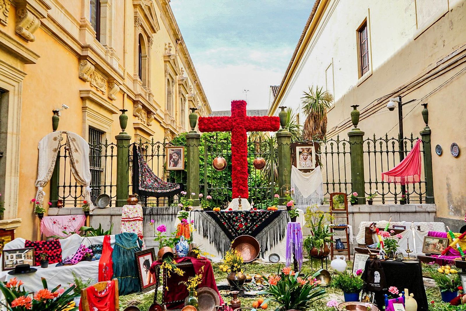 Granada ya vive las Cruces desde el día de antes: las mejores fotos