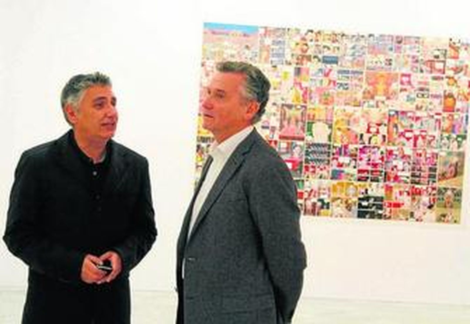 Juan Antonio Álvarez Reyes (izquierda) y Paulino Plata ante una de las obras de Nazario.