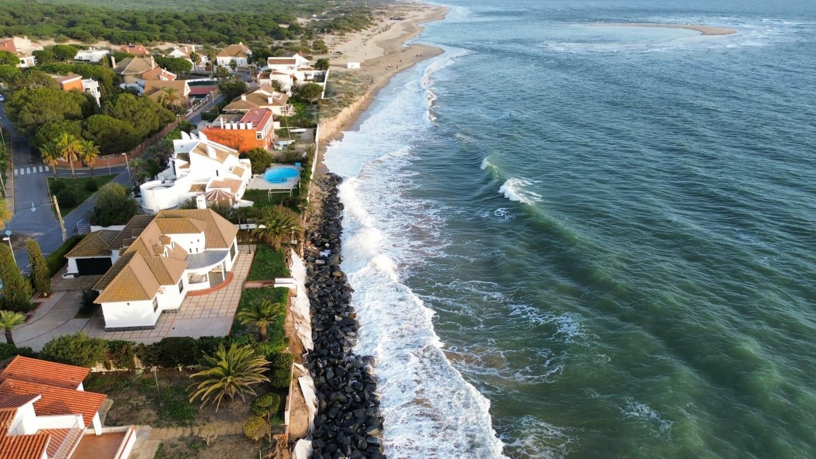 La arena ha desaparecido ya casi por completo en algunos tramos de la playa portileña