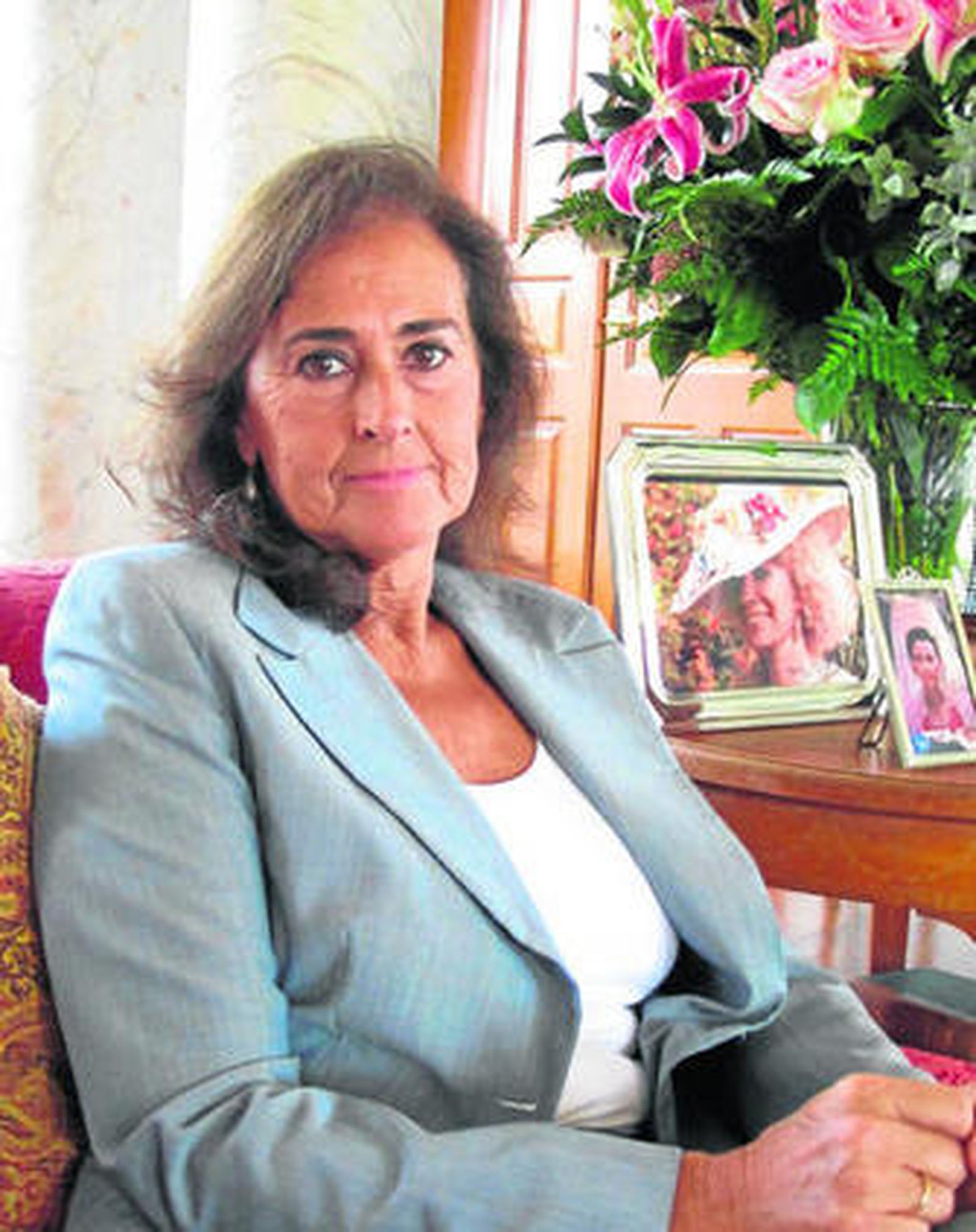 Carmen Tello, mucho más delgada, nos recibió con un elegante traje de chaqueta gris.