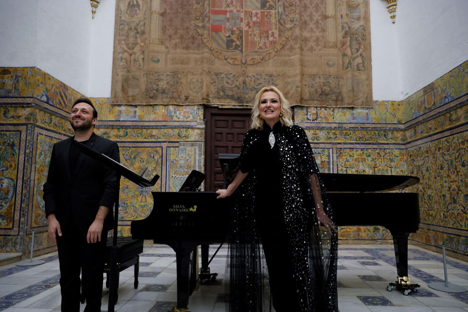 El pianista Javier Carmena y Ainhoa Arteta, en el Alcázar.