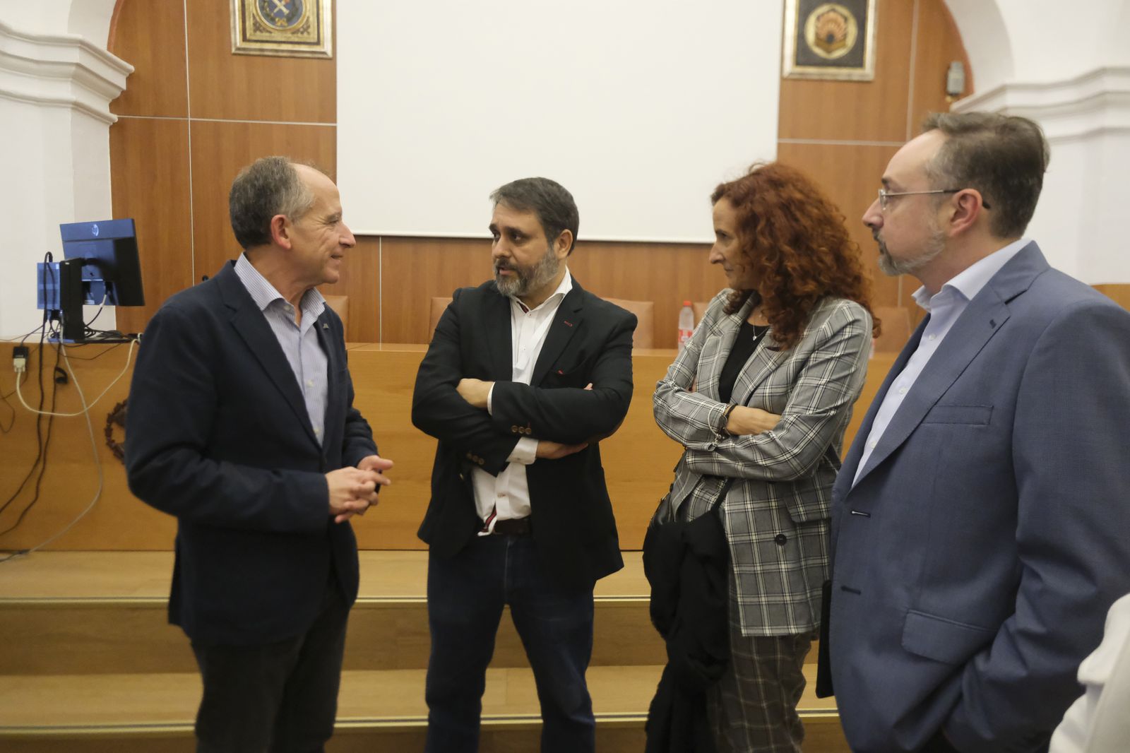 El decano de Filosofía y Letras, Ricardo Córdoba, y el director del congreso, Manuel Bermúdez (centro), antes de la inauguración.