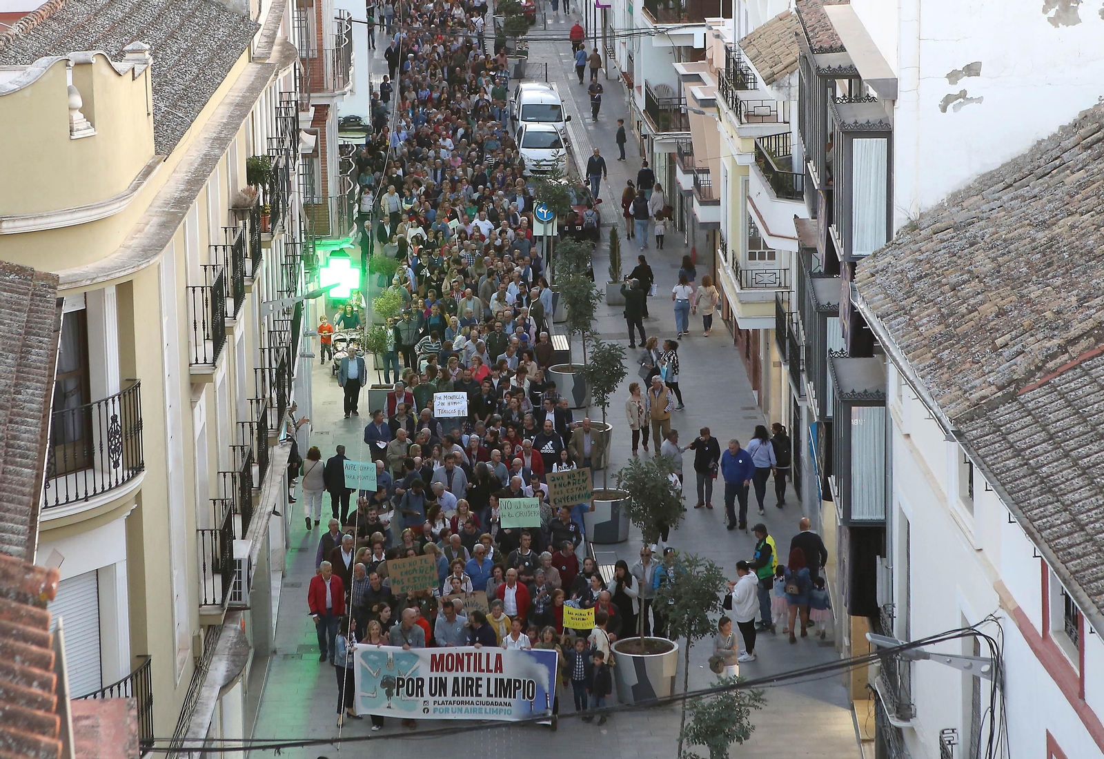 La manifestación de los vecinos de Montilla contra la orujera, en imágenes