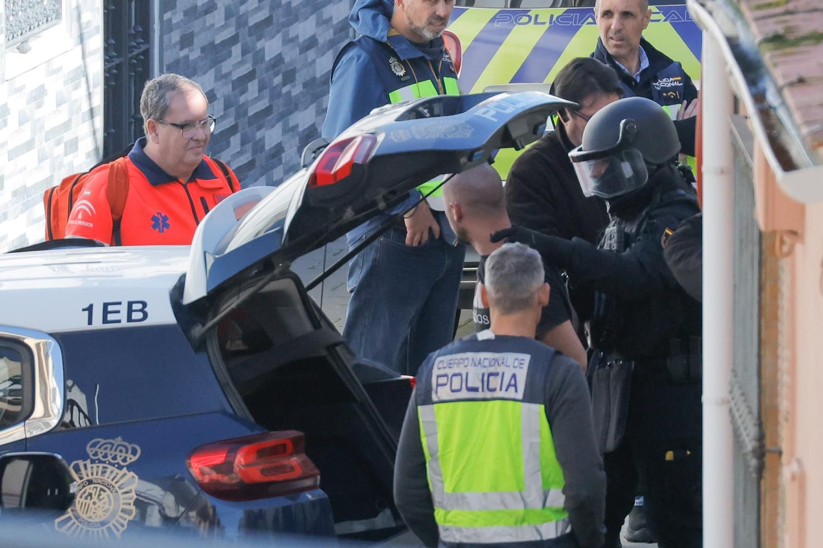 El momento en el que la Policía saca de la vivienda al detenido.