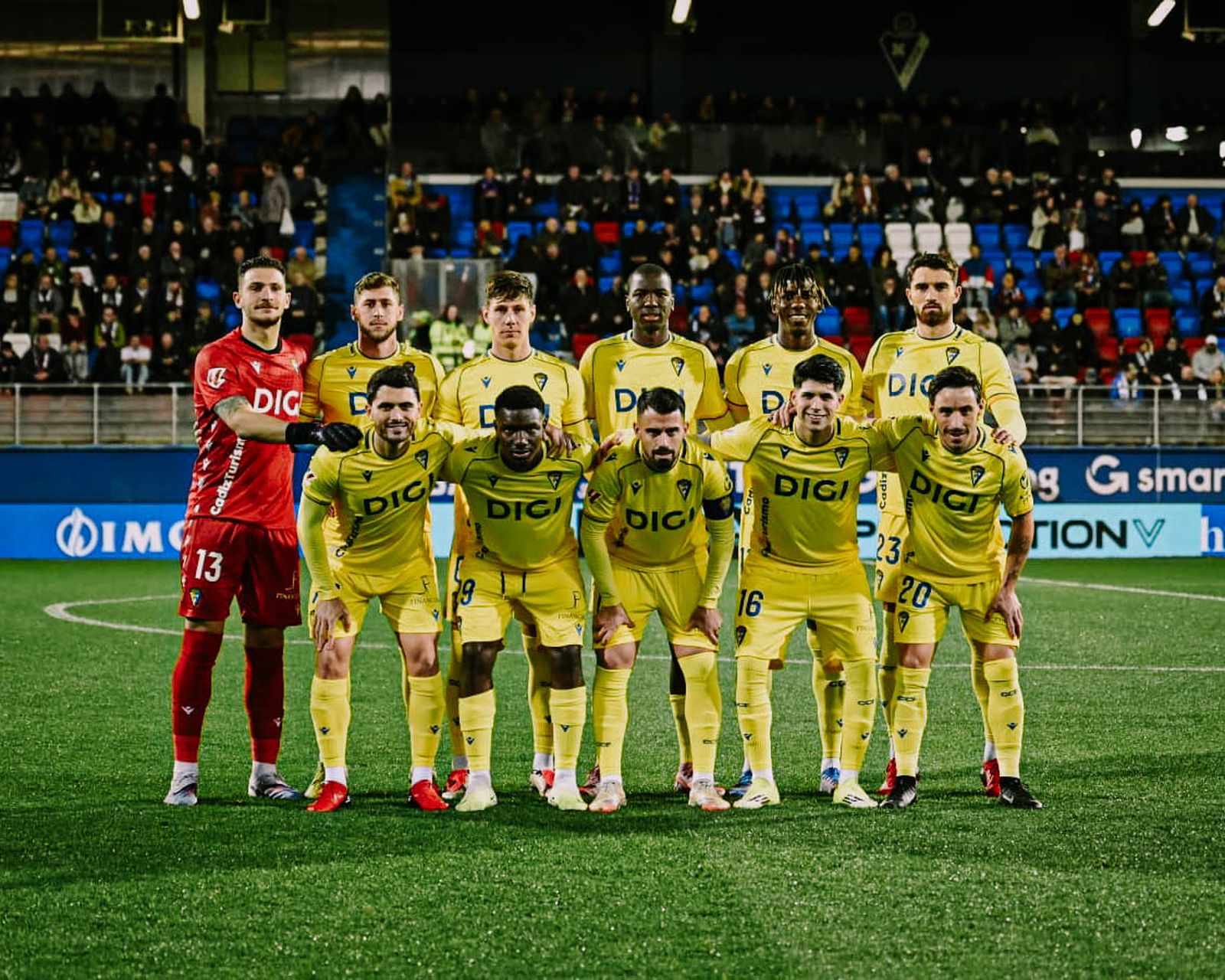 Formación de los amarillos en Eibar.
