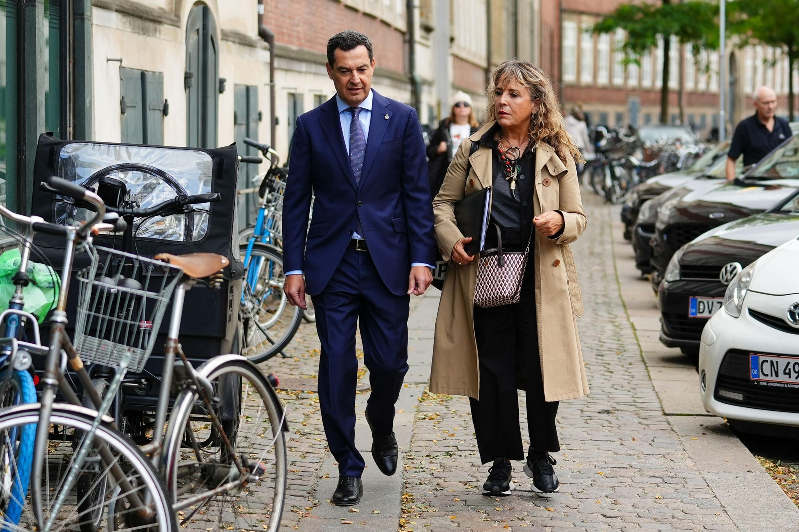El presidente de la Junta de Andalucía, Juanma Moreno, junto a la delegada de la Junta de Andalucía en Bruselas, Catalina de Miguel, participa en la Conferencia de Presidentes del Comité de las Regiones.