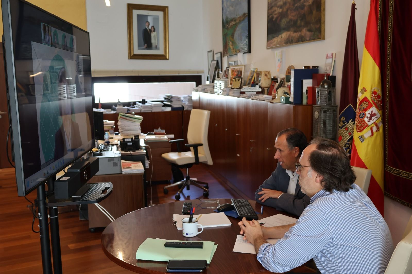 El alcalde, durante en encuentro, que se celebró online.