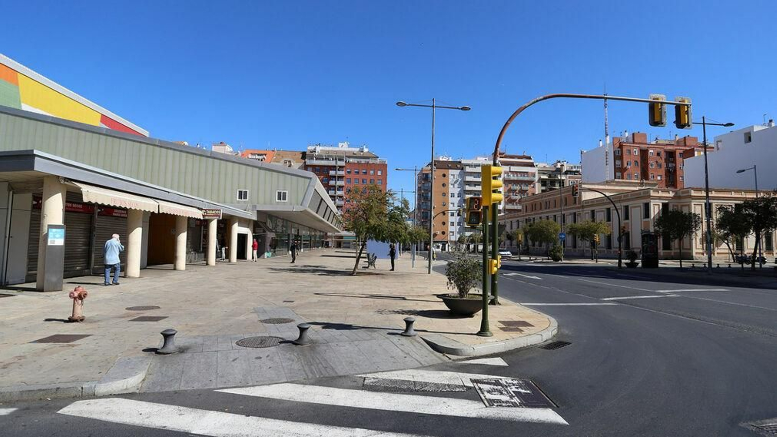 El Mercado  y sus alrededores prácticamente vacíos.