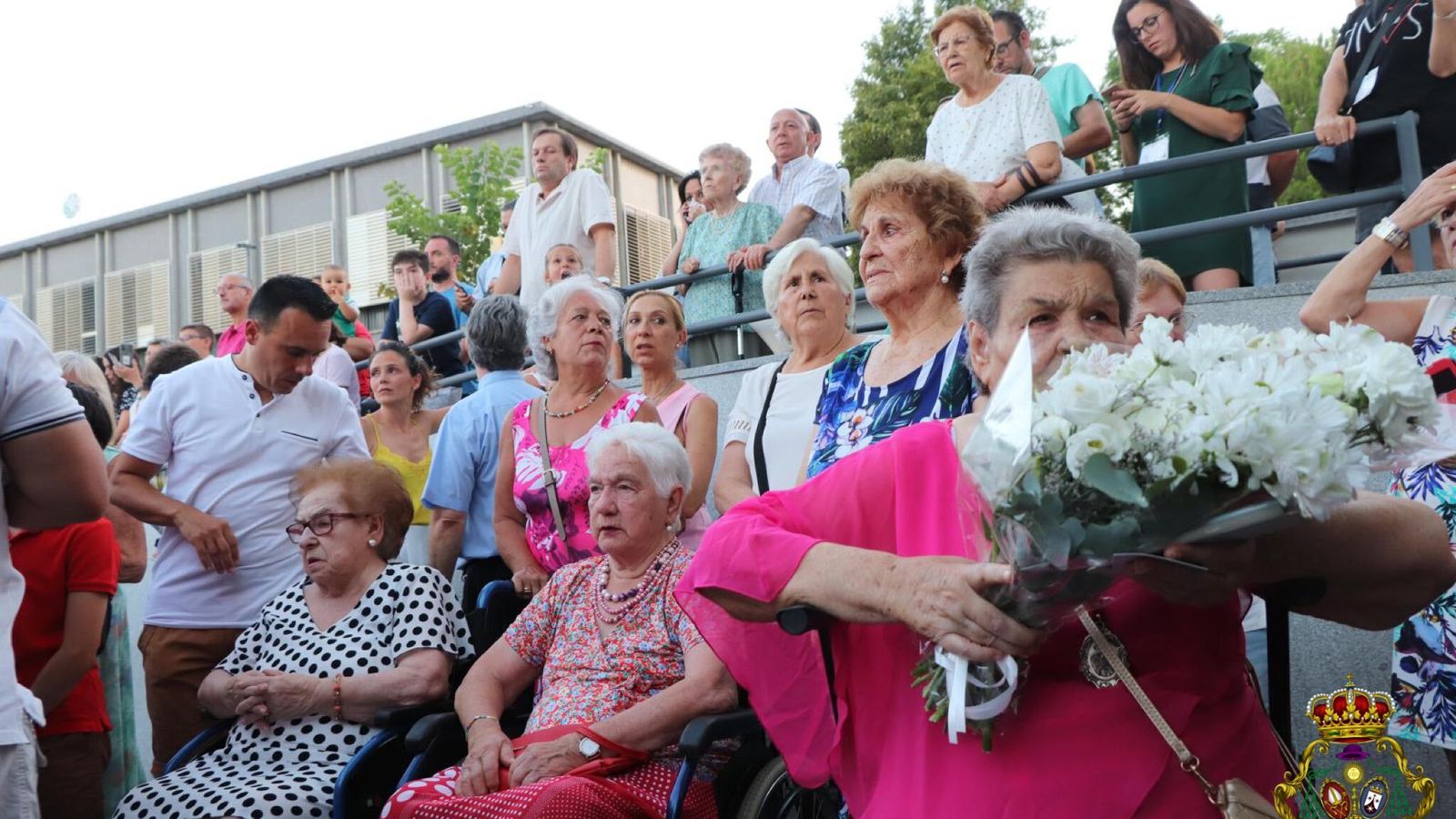 Ancianos esperan a la Virgen del Carmen en el Hospital Macarena