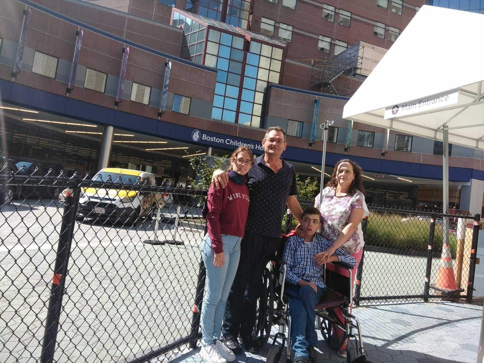 Marcos Carribero junto a sus padres y hermana, días atrás en Boston.