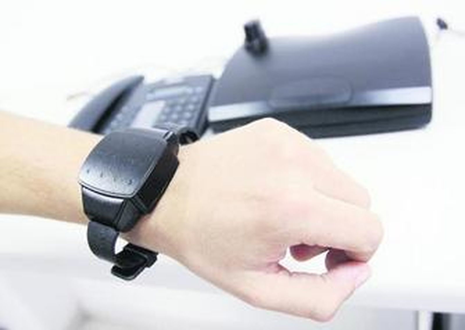 Detalle de una pulsera de control temático y su sistema de localización.