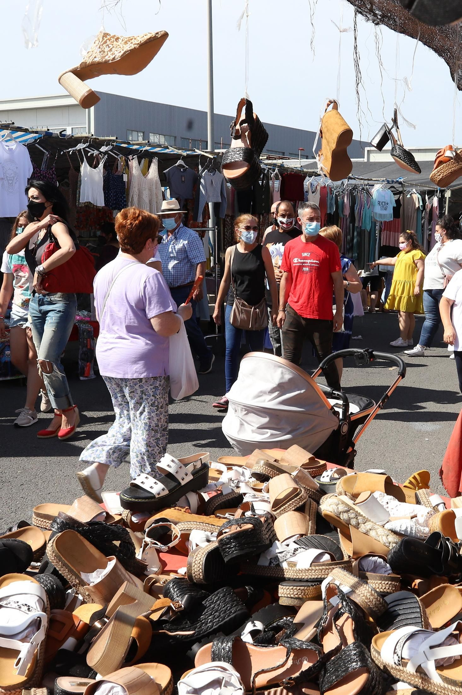 Imágenes del gran ambiente en el mercadillo de Huelva en su segundo domingo