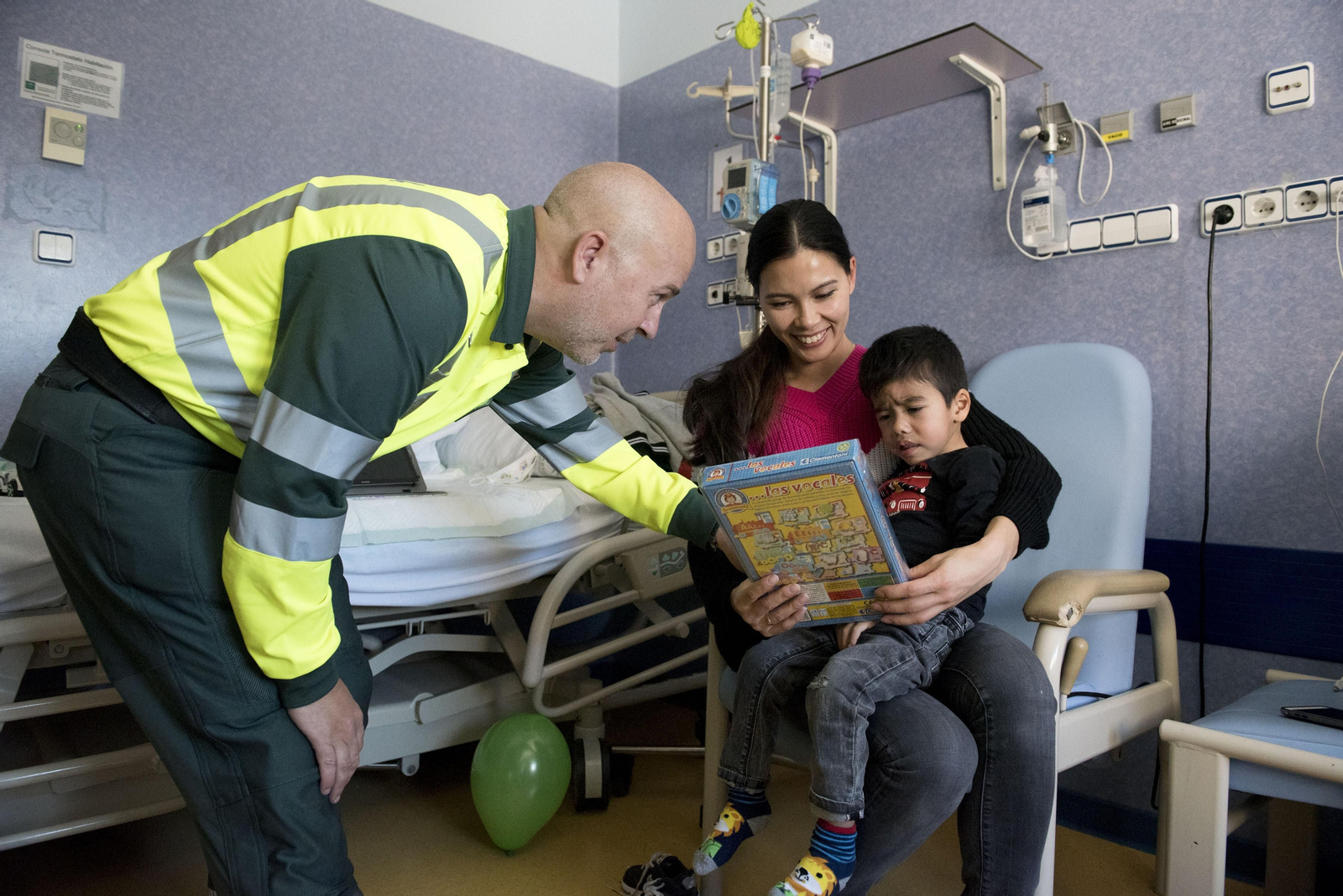 Las Fuerzas de Seguridad visitan a los menores ingresados en el Hospital Materno Infantil