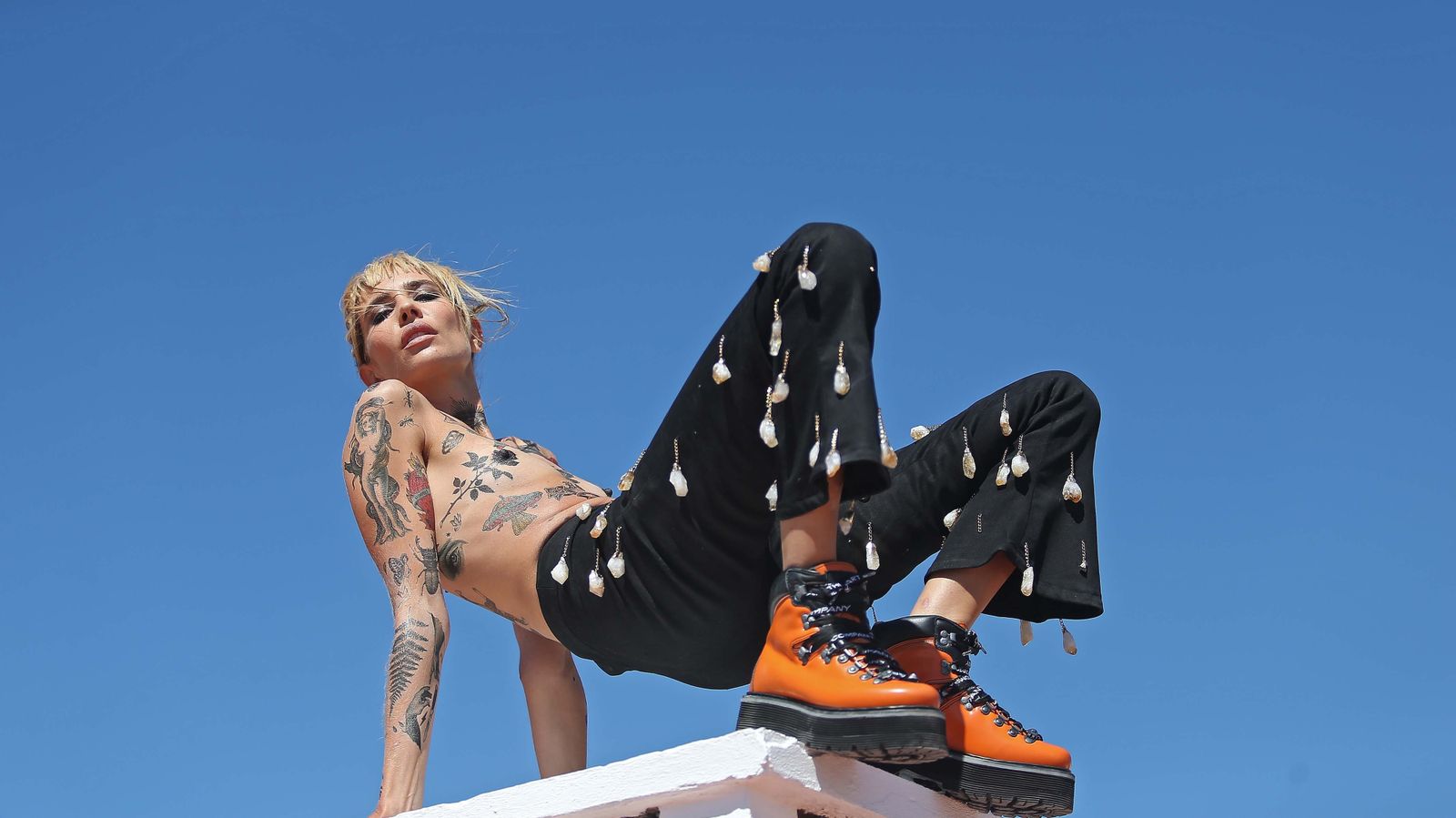 Rodaje de videoclips de Brisa Fenoy en el Campo de Gibraltar