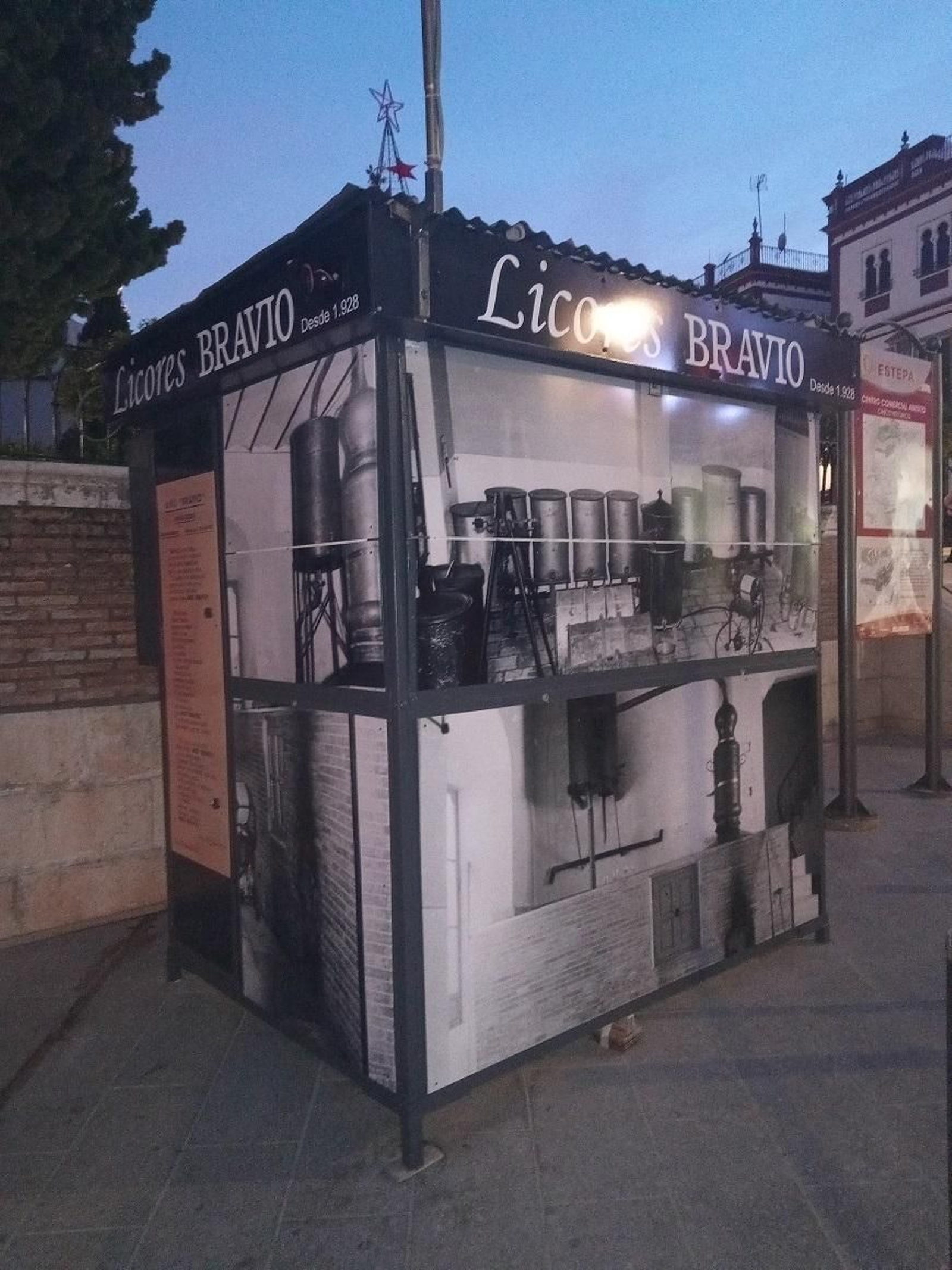 Detalle del Quiosco Licores Bravío, que se puede encontrar en el centro del municipio estepeño.