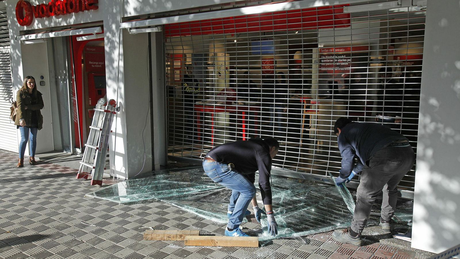Una tienda de telefonía móvil de Nervión sufrió un alunizaje hace unos días.