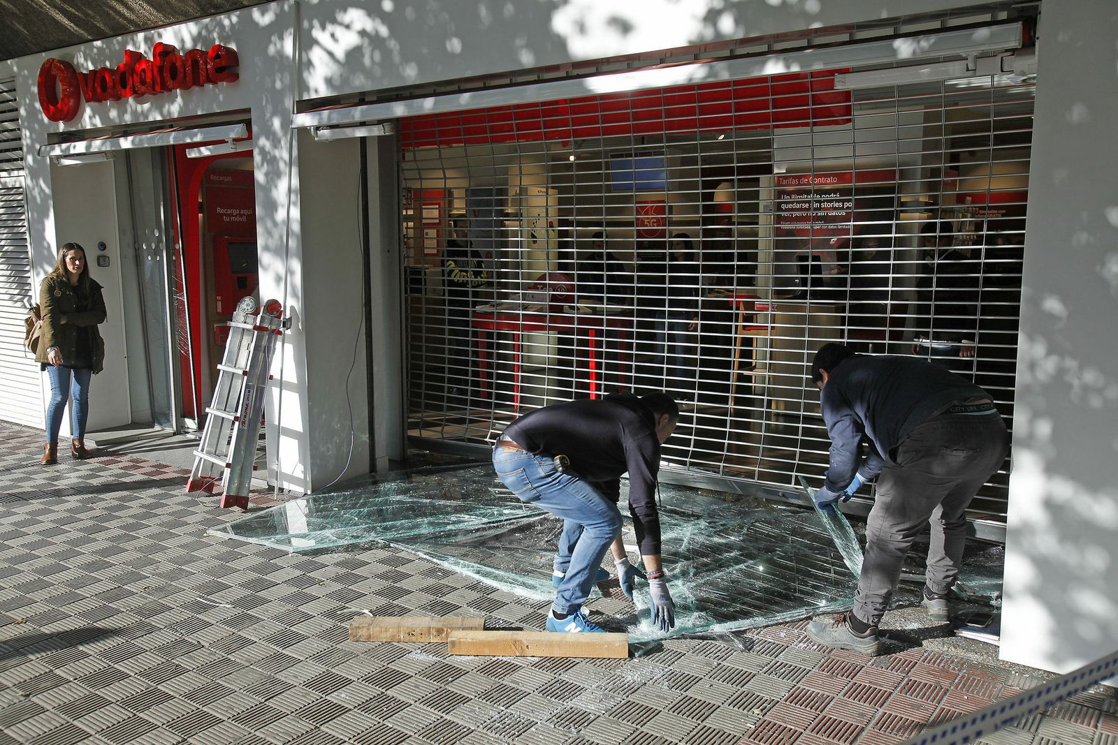 Una tienda de telefonía móvil de Nervión sufrió un alunizaje hace unos días.