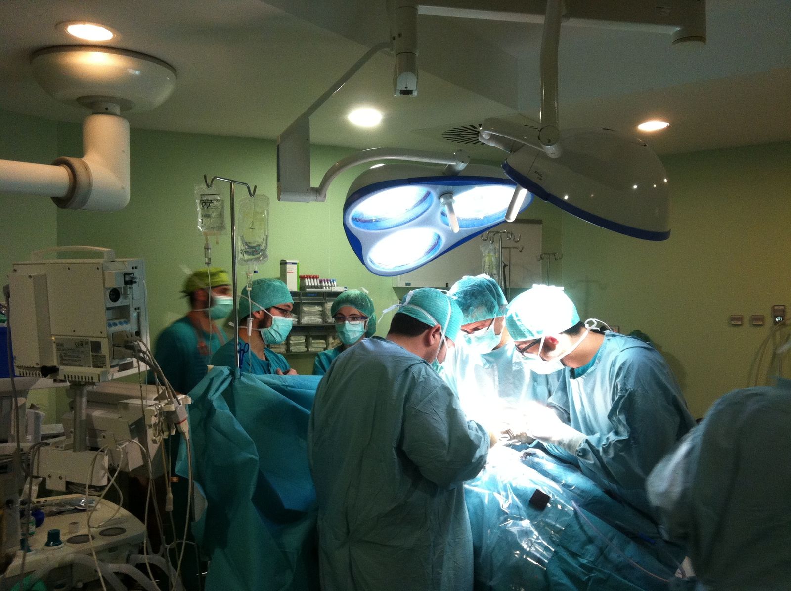 Un equipo quirúrgico durante un trasplante renal.