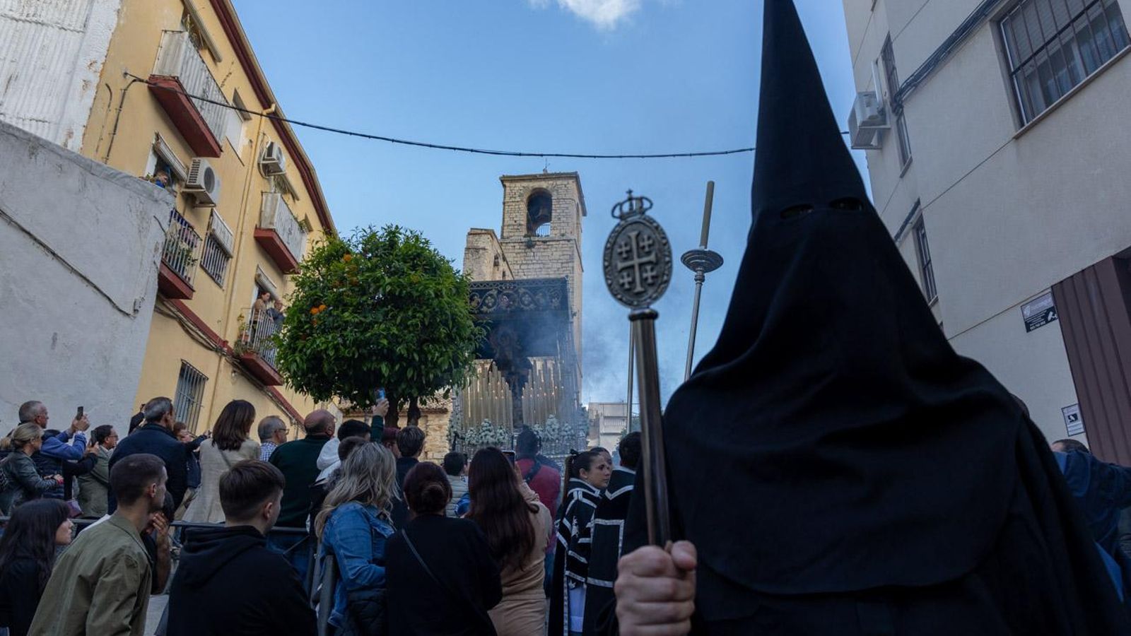 Luto y duelo en la noche del Viernes Santo, en imágenes
