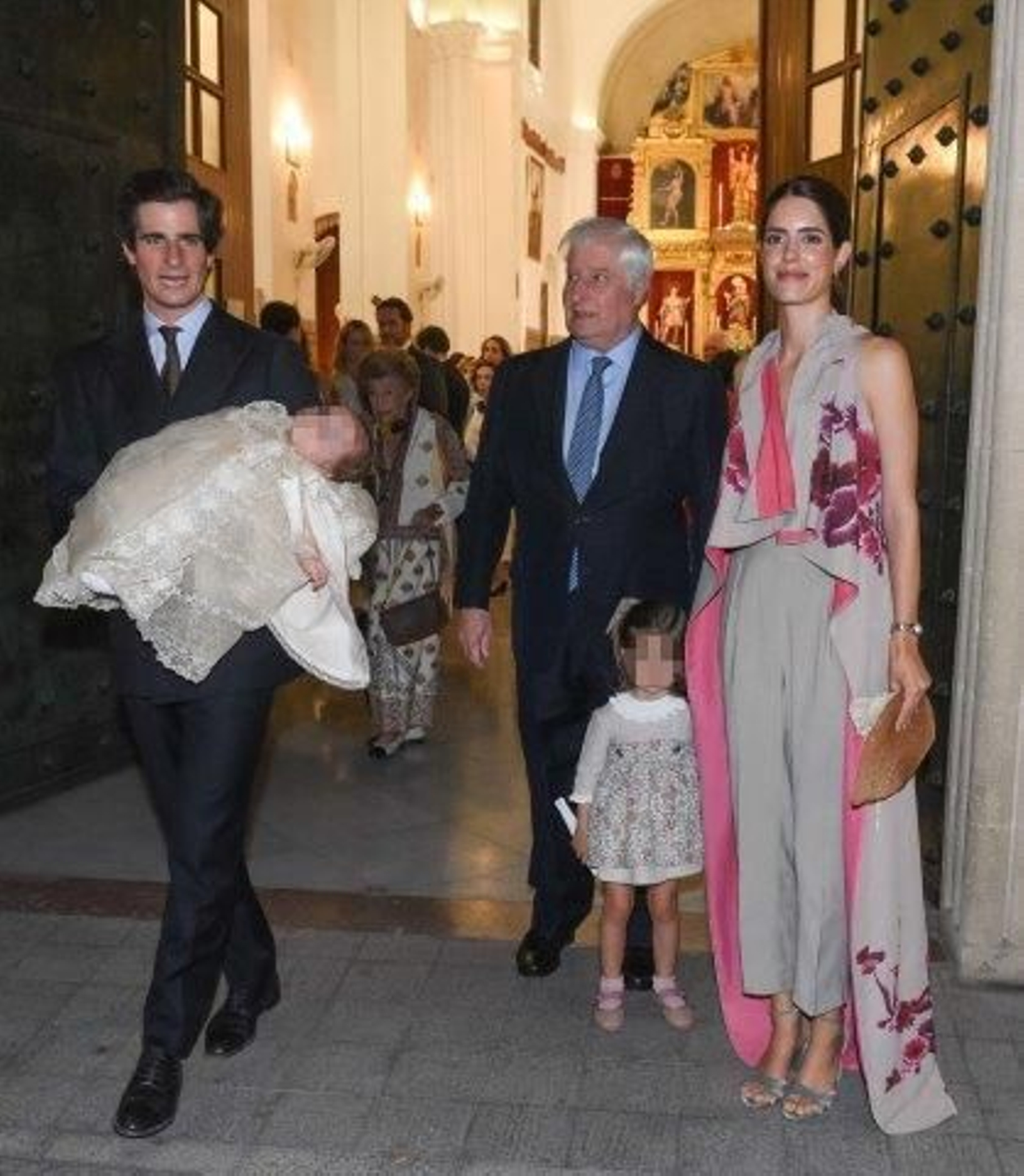 El bautizo de la segunda nieta del duque de Alba en Sevilla, en imágenes