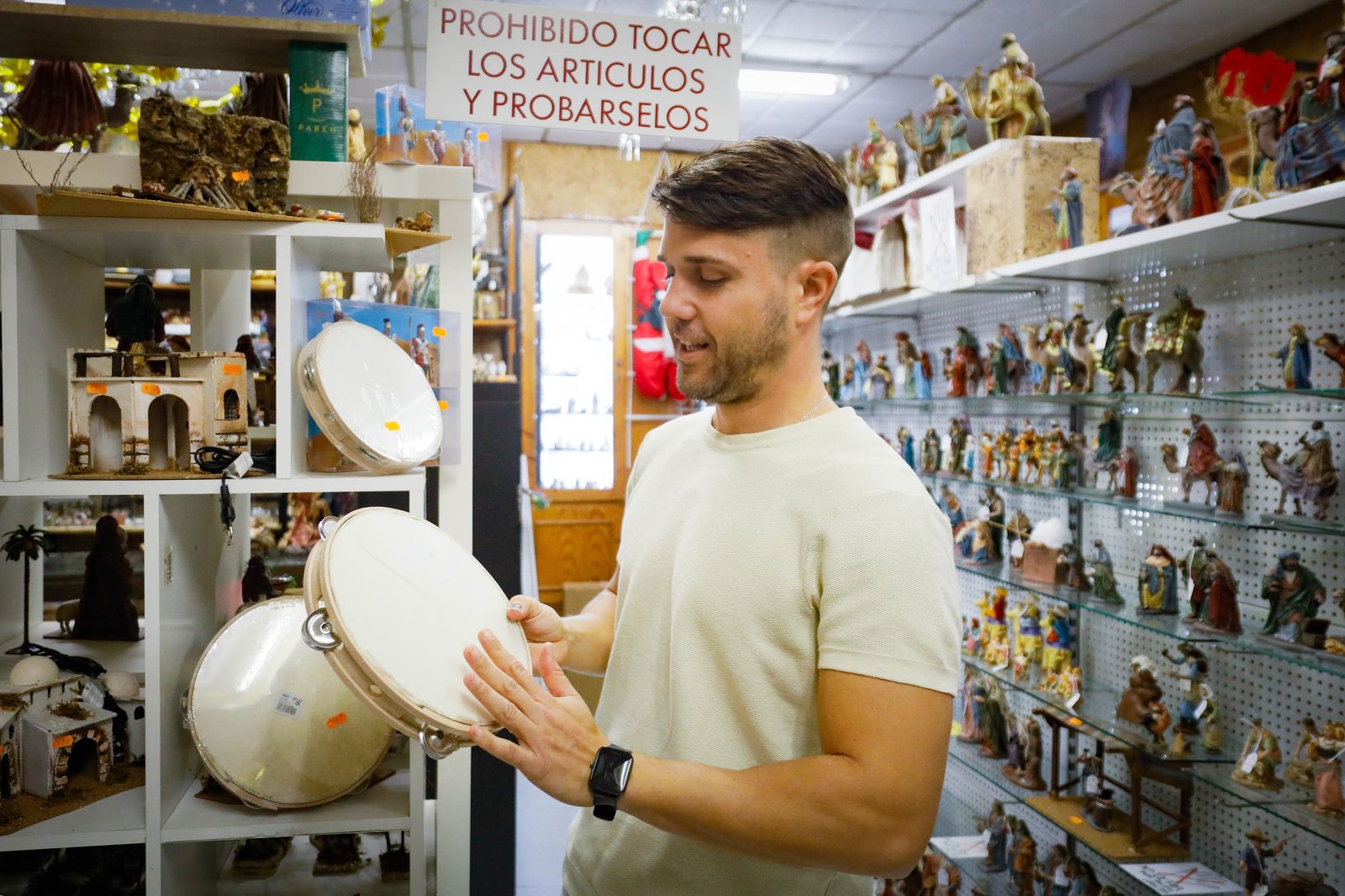 Panderetas hechas de forma totalmente artesanal que se venden el Rio Preto Radio