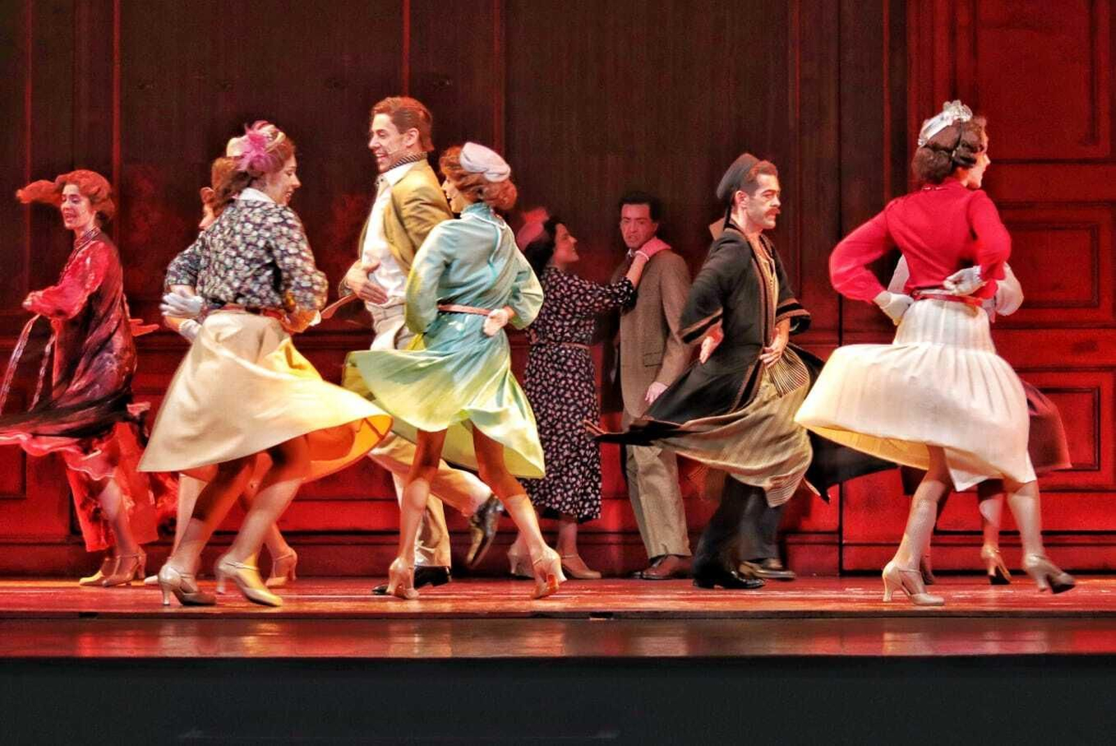 El musical 'El tiempo entre costuras', en el Teatro Cervantes hasta 10 de septiembre, en imágenes