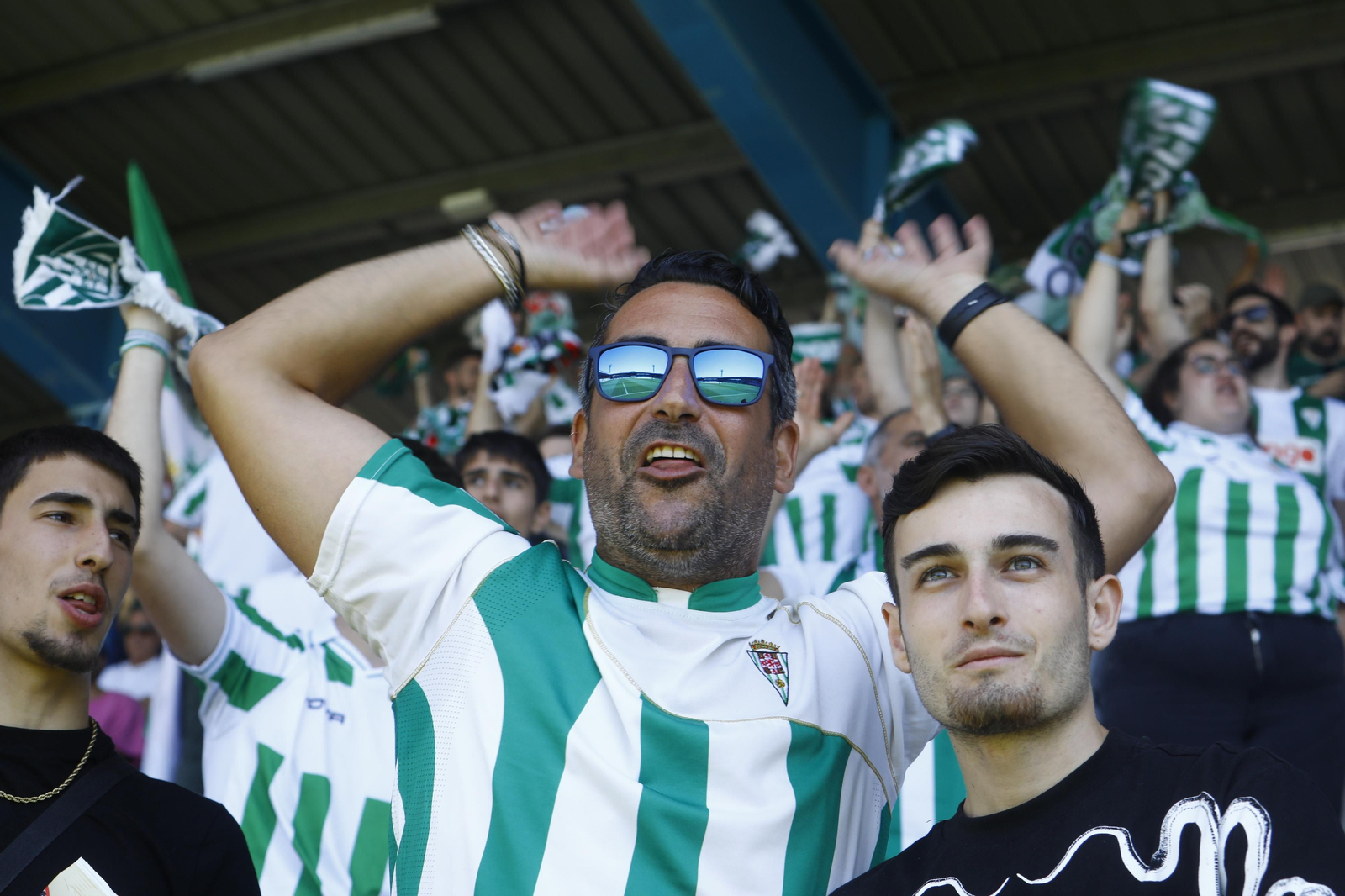 Las mejores fotos de la afición del Córdoba CF en el partido ante la Ponferradina en El Toralín Las mejores fotos de la afición del Córdoba CF en el partido ante la Ponferradina en El Toralín
