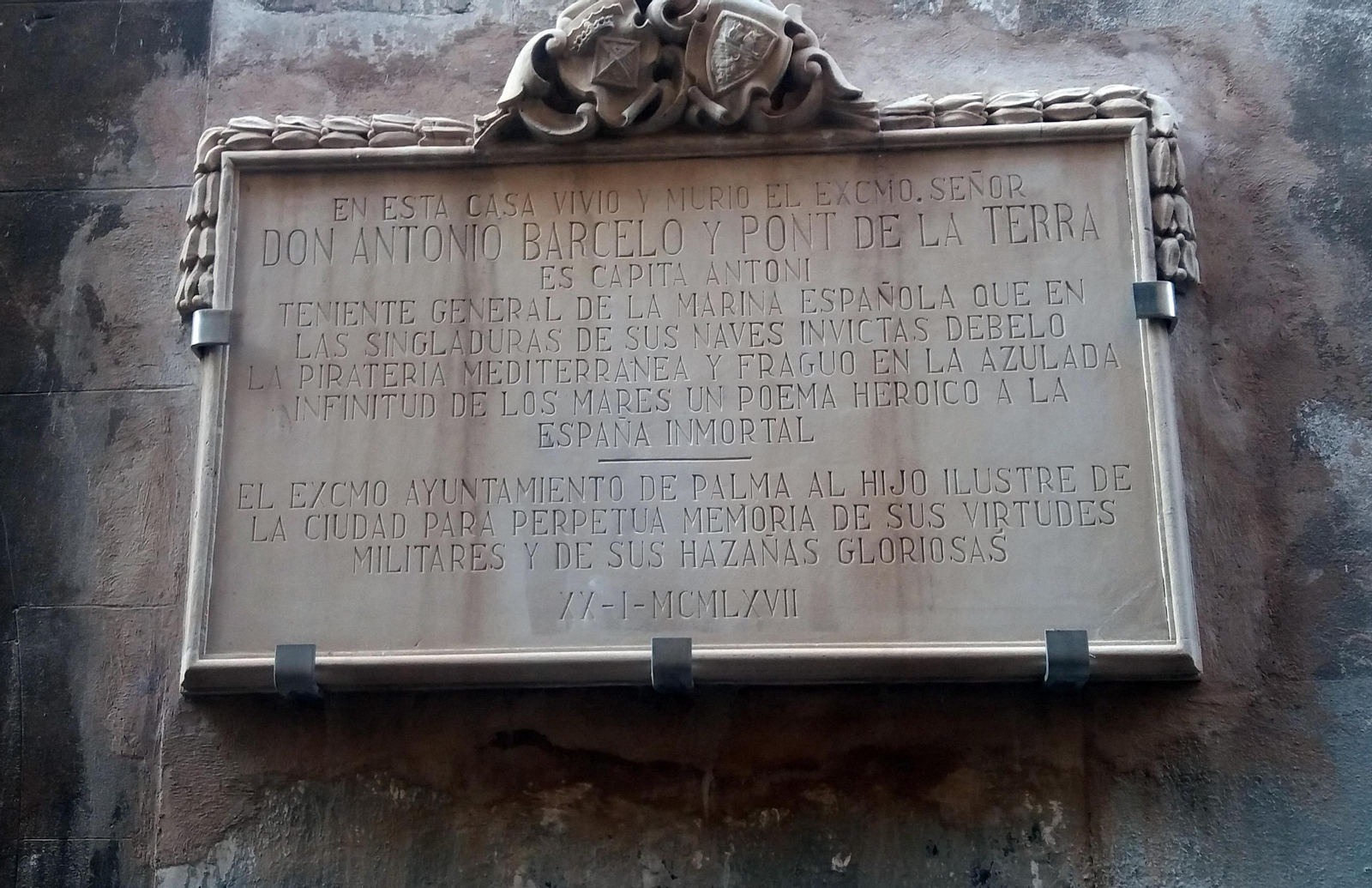 Placa colocada en 1967 por el Ayuntamiento de Mallorca en la casa donde nació, vivió y murió Barceló, en la calle del Vino.