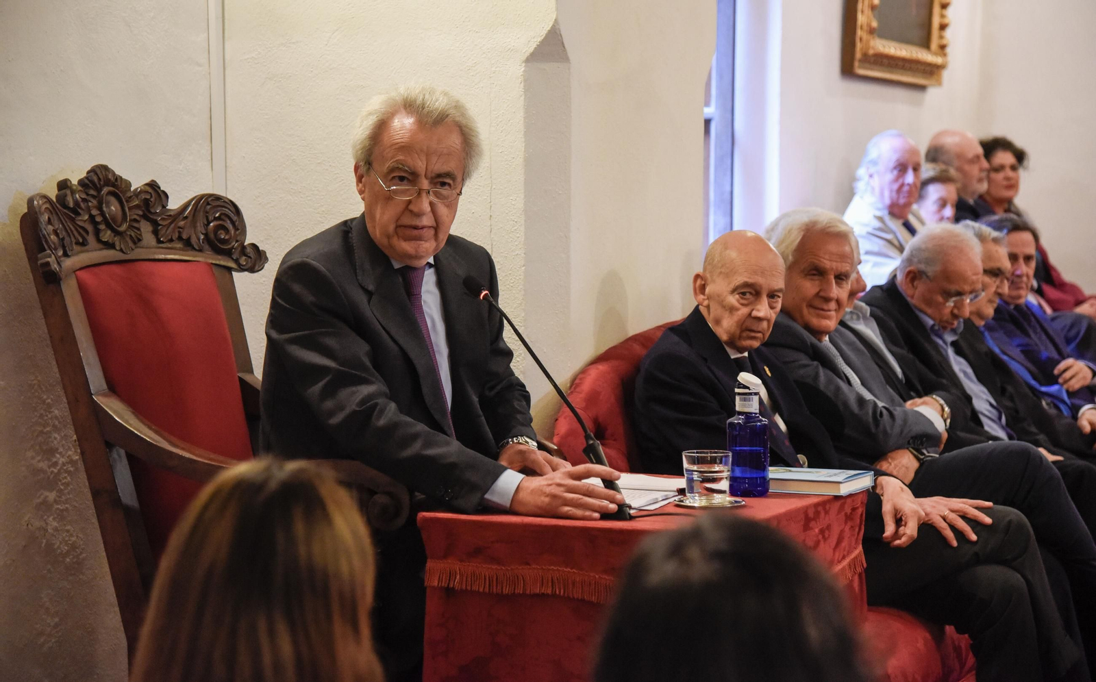 Pablo Gutiérrez-Alviz, director de la Real Academia Sevillana de Buenas Letras, ayer durante la presentación de ‘El sacacorchos’.