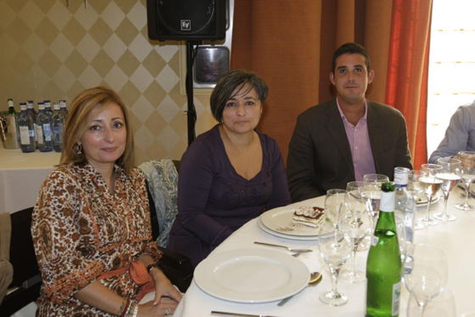 Mercedes Gómez Muñoz junto a su hermana Olga y Micael Soler del PSOE en Almería. 

Foto: Fran Leonardo
