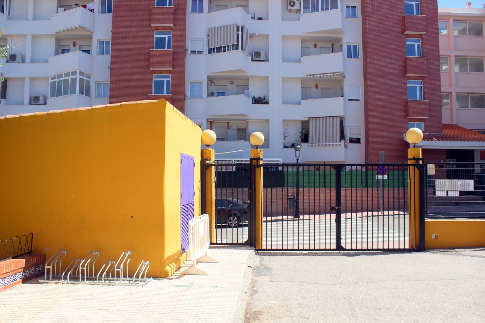 Un conjunto de estacionamientos con capacidad para 6 bicicletas.