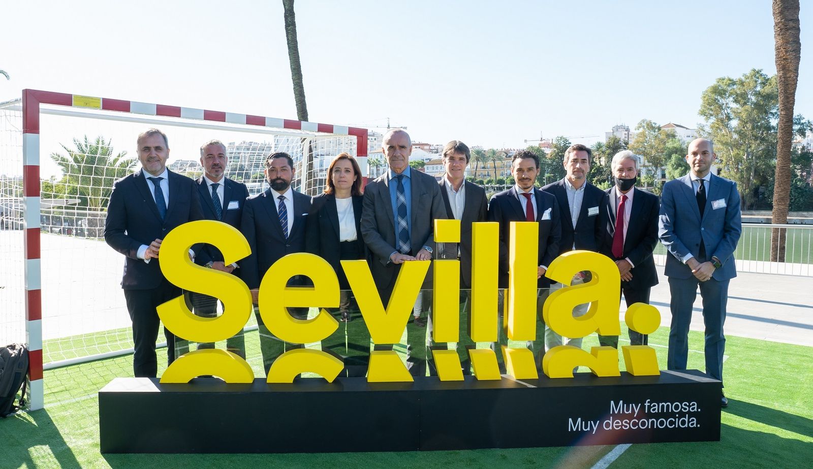 Los participantes en la presentación del World Football Summit con la presencia del Sevilla, Betis y Coosur Betis.
