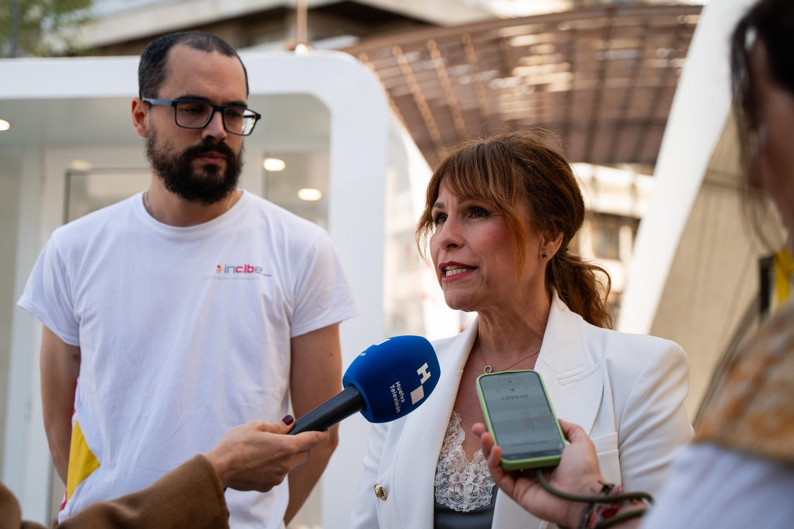 Imágenes de la inauguración del Roadshow Experiencia Incibe en la plaza 12 de Octubre