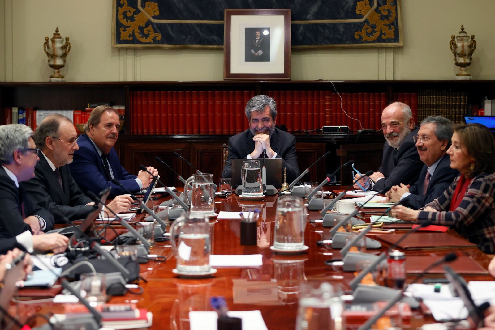 El presidente del Consejo General del Poder Judicial (CGPJ ), Carlos Lesmes (c), preside este jueves el pleno en el que evaluará la propuesta del Gobierno para nombrar fiscal general a la hasta este lunes ministra de Justicia, Dolores Delgado.