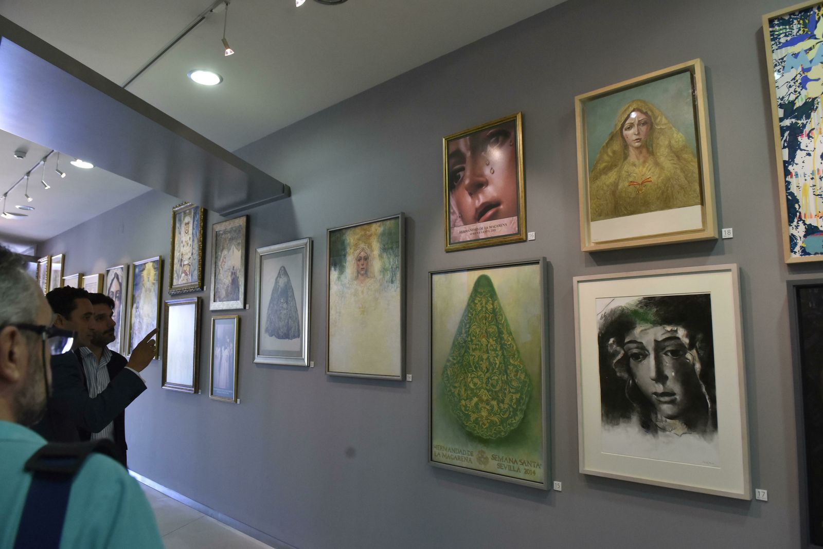 Parte de los carteles de la Semana Santa de la hermandad expuestos en el museo.